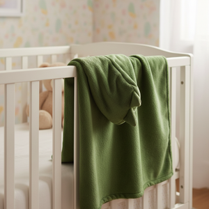 Cobija con Gorro Cary Dino 80x100 cm, Tela polar Verde